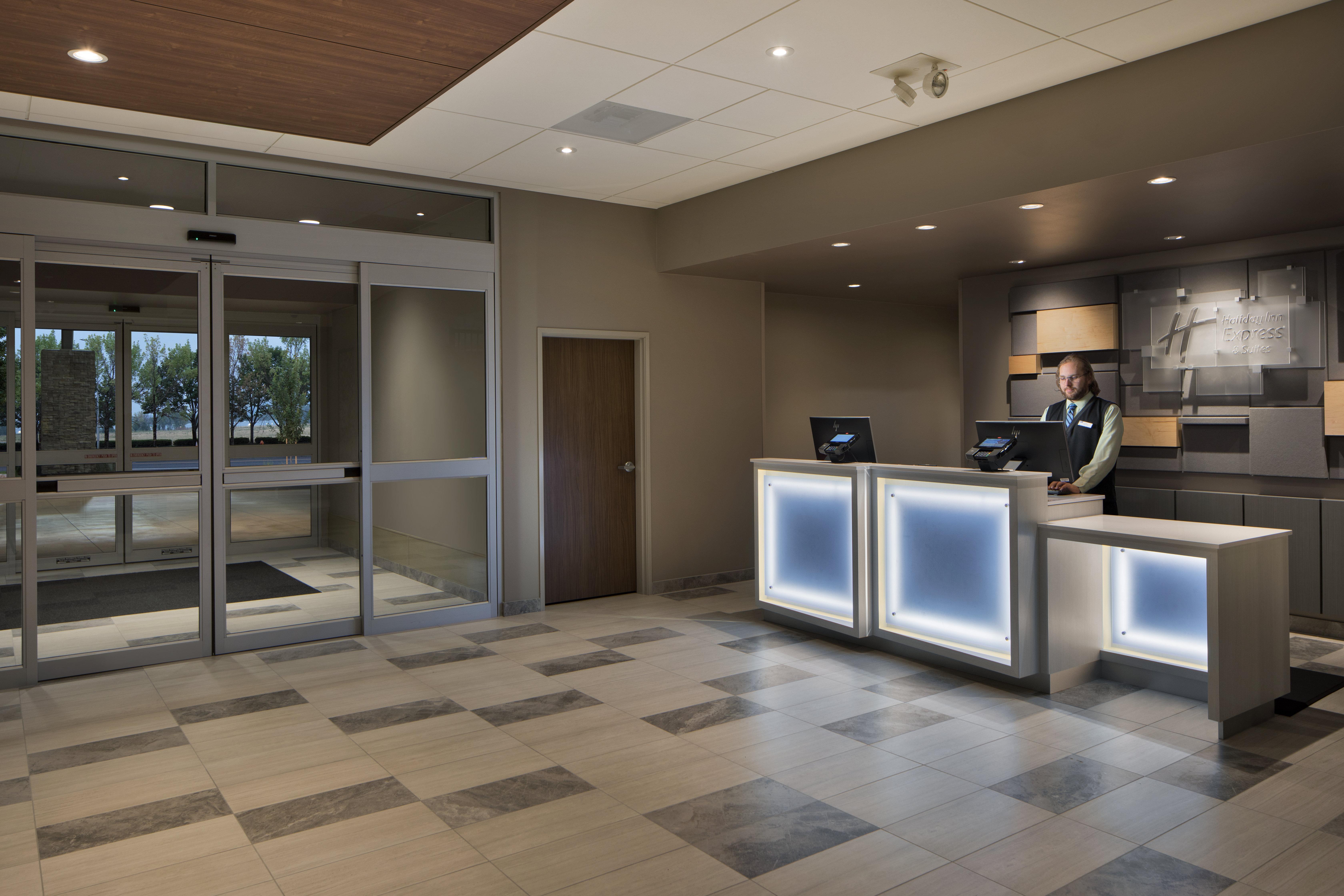 Holiday Inn Express & Suites - Portland Airport - Cascade Stn, An Ihg Hotel Exterior photo